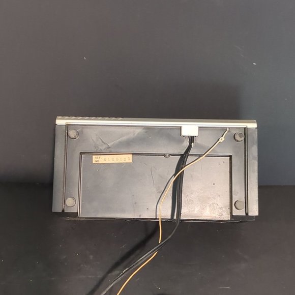 VINTAGE AM/FM ELECTRIC RADIO - Picture 2 of 7